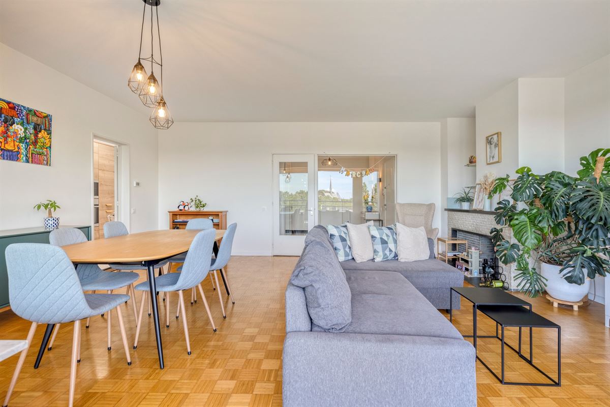Uitzonderlijk lichtrijk dakappartement met 3 slaapkamers + P