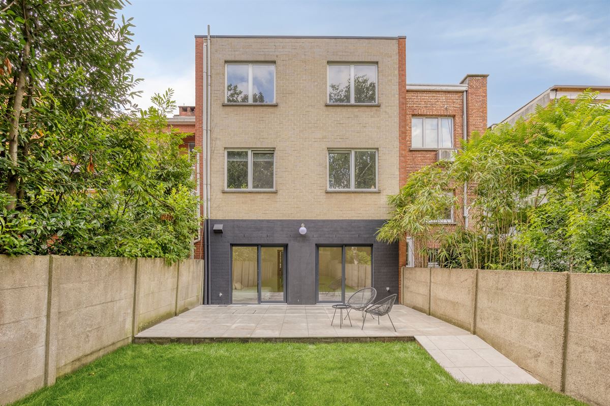 Gerenoveerd gelijkvloers appartement met tuin