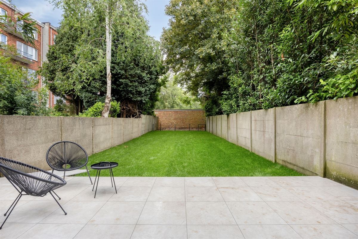 Gerenoveerd gelijkvloers appartement met tuin