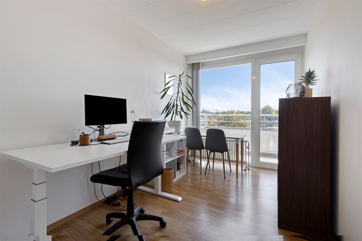 Uitzonderlijk lichtrijk dakappartement met 3 slaapkamers + P