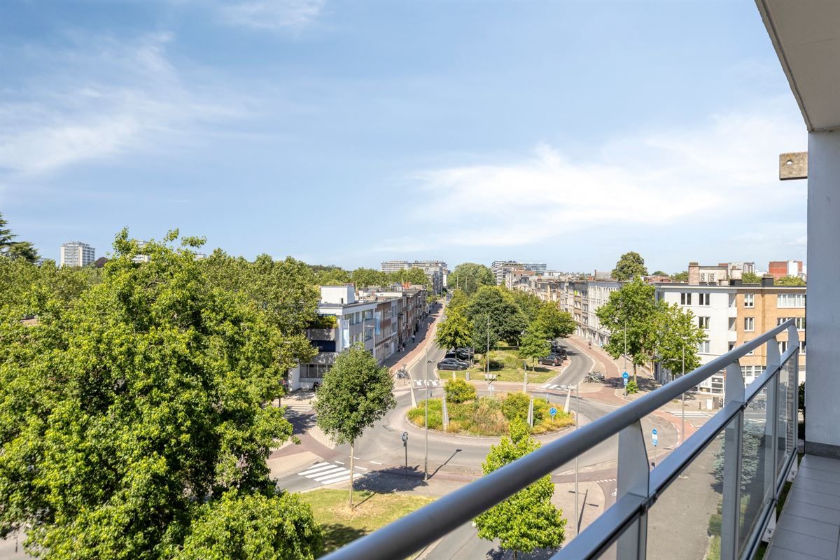 Uitzonderlijk lichtrijk dakappartement met 3 slaapkamers + P