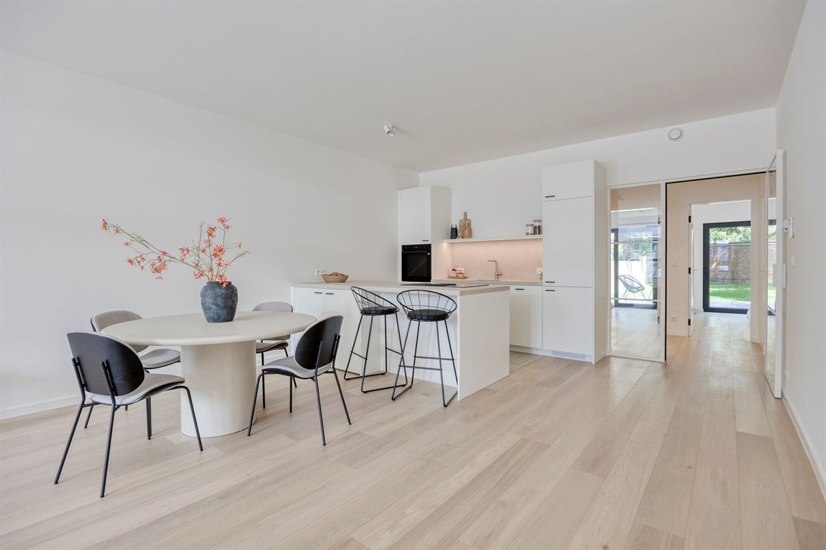 Gerenoveerd gelijkvloers appartement met tuin