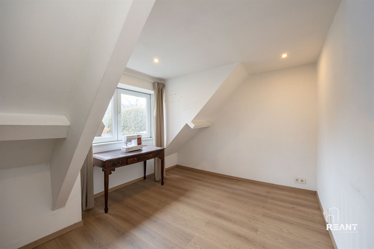 HOB met polyvalente bijwoning op 740 m² te Brasschaat.