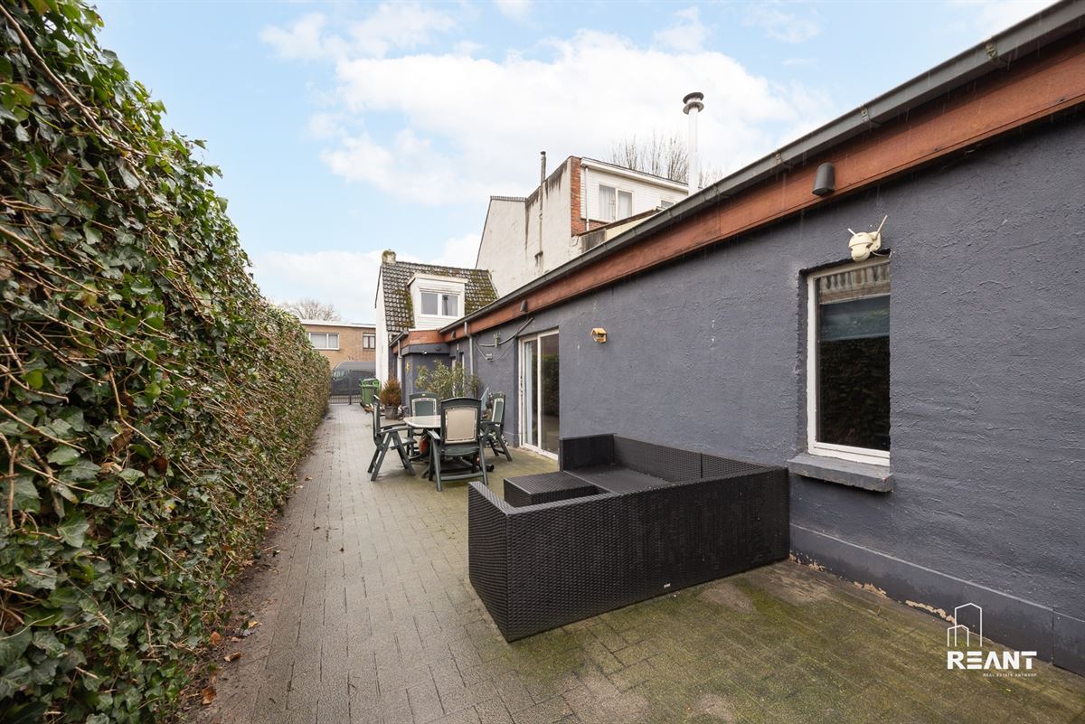 HOB met polyvalente bijwoning op 740 m² te Brasschaat.