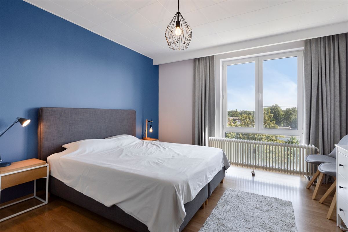 Uitzonderlijk lichtrijk dakappartement met 3 slaapkamers + P