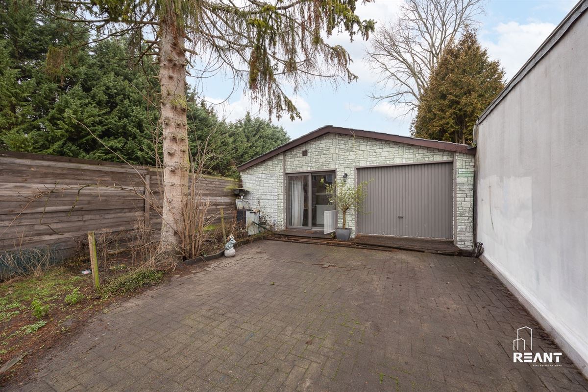 HOB met polyvalente bijwoning op 740 m² te Brasschaat.