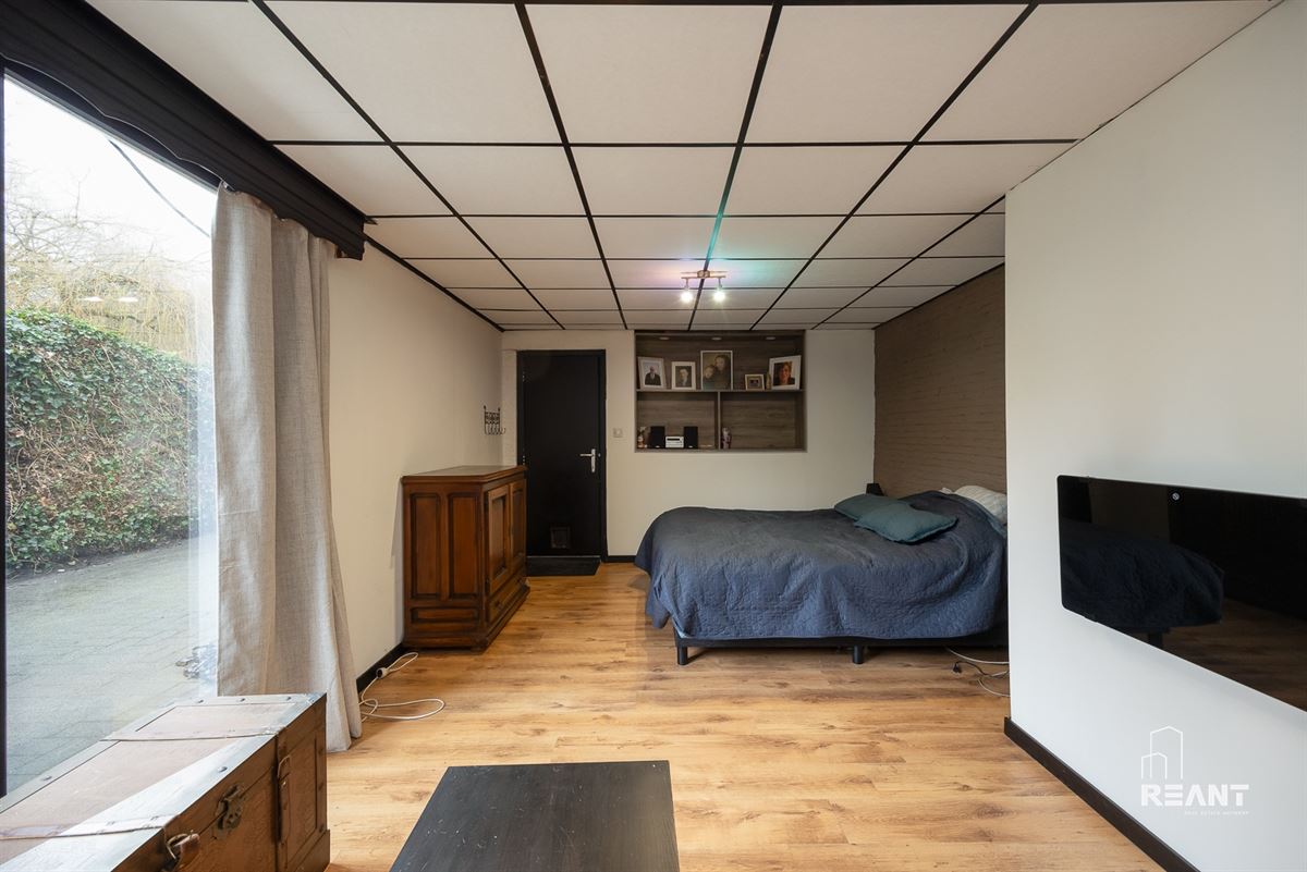 HOB met polyvalente bijwoning op 740 m² te Brasschaat.
