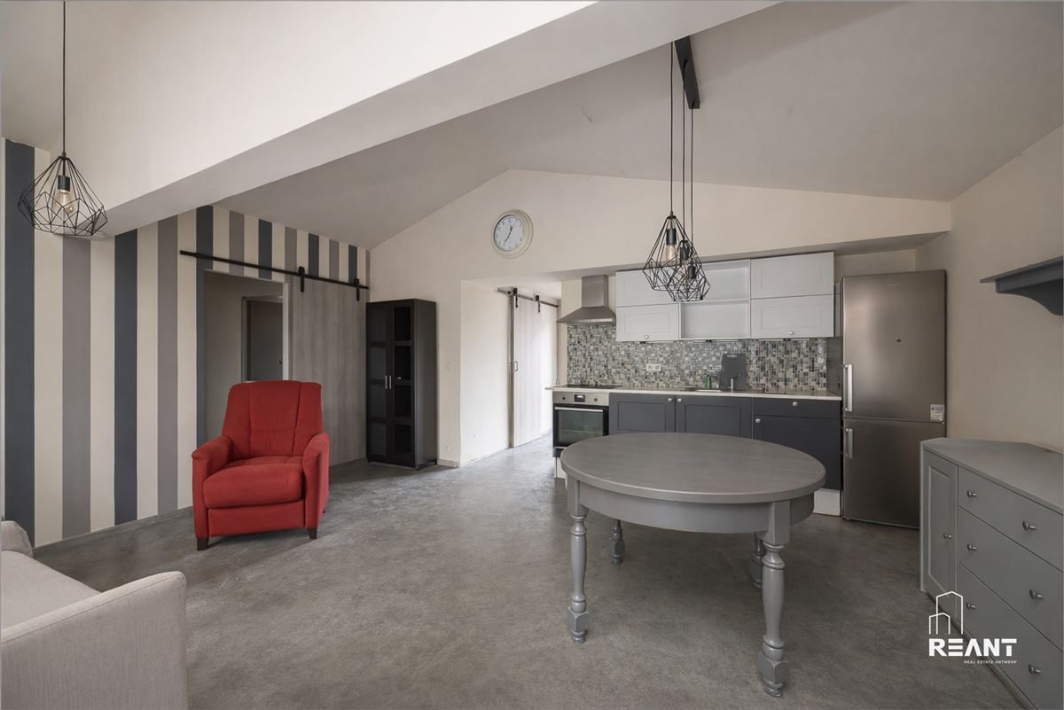 HOB met polyvalente bijwoning op 740 m² te Brasschaat.