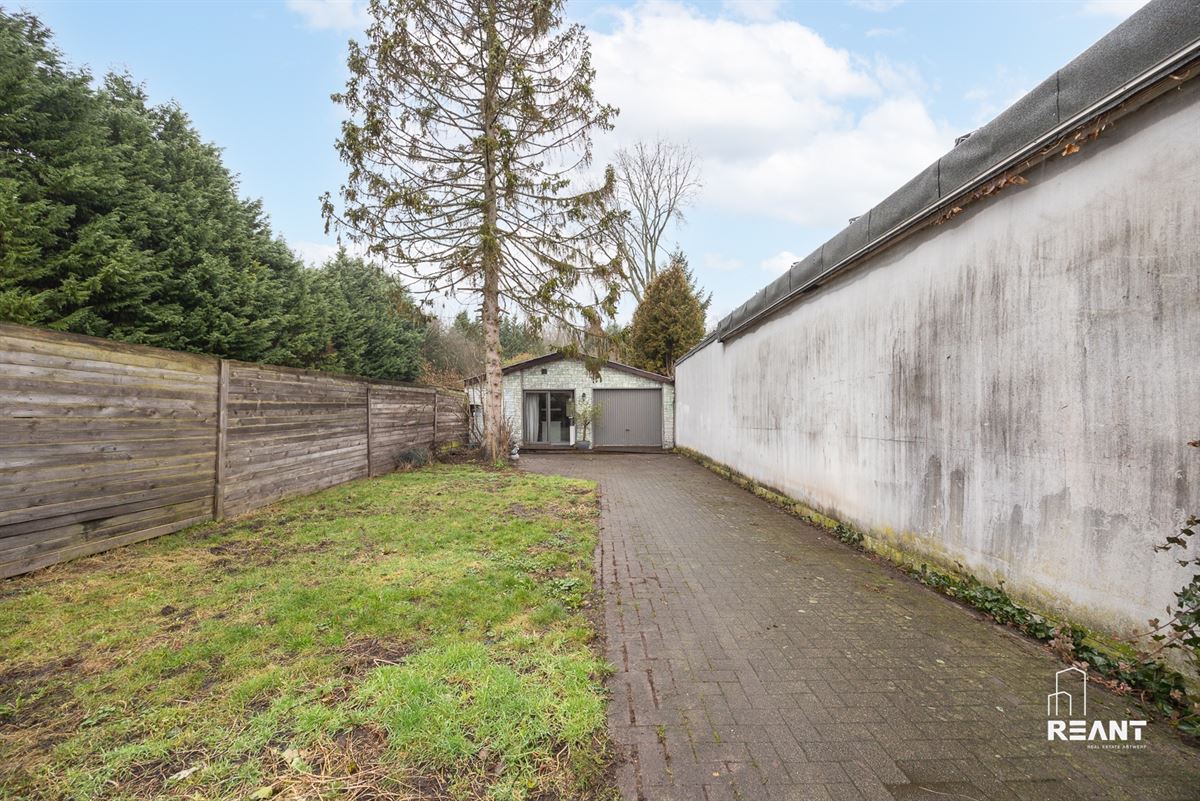HOB met polyvalente bijwoning op 740 m² te Brasschaat.