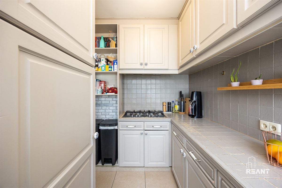 Lichtrijk en praktisch ingedeeld appartement met terras.