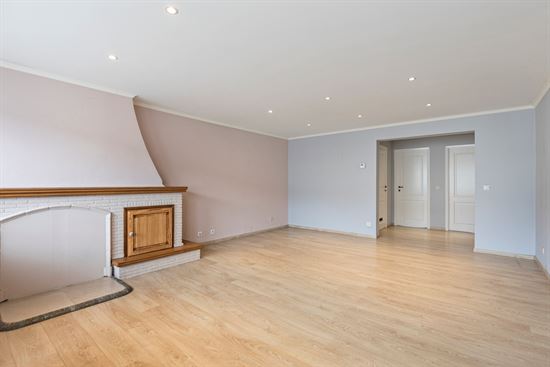 Lichtrijk en praktisch ingedeeld appartement met terras.
