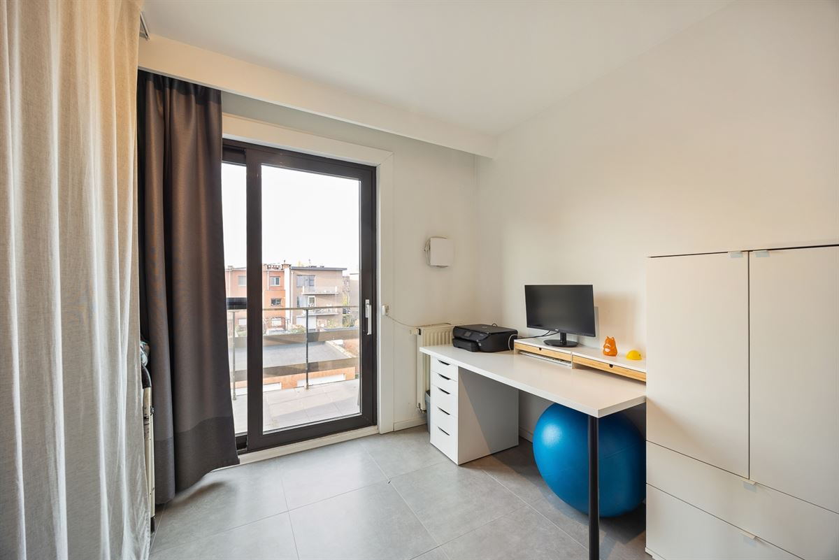 Instapklaar Appartement met 2 Slaapkamers, Terras en Garage