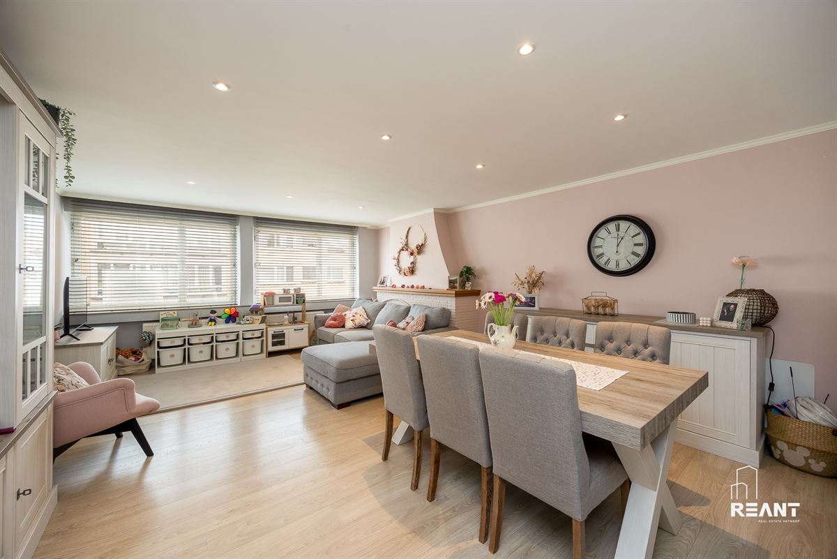 Lichtrijk en praktisch ingedeeld appartement met terras.