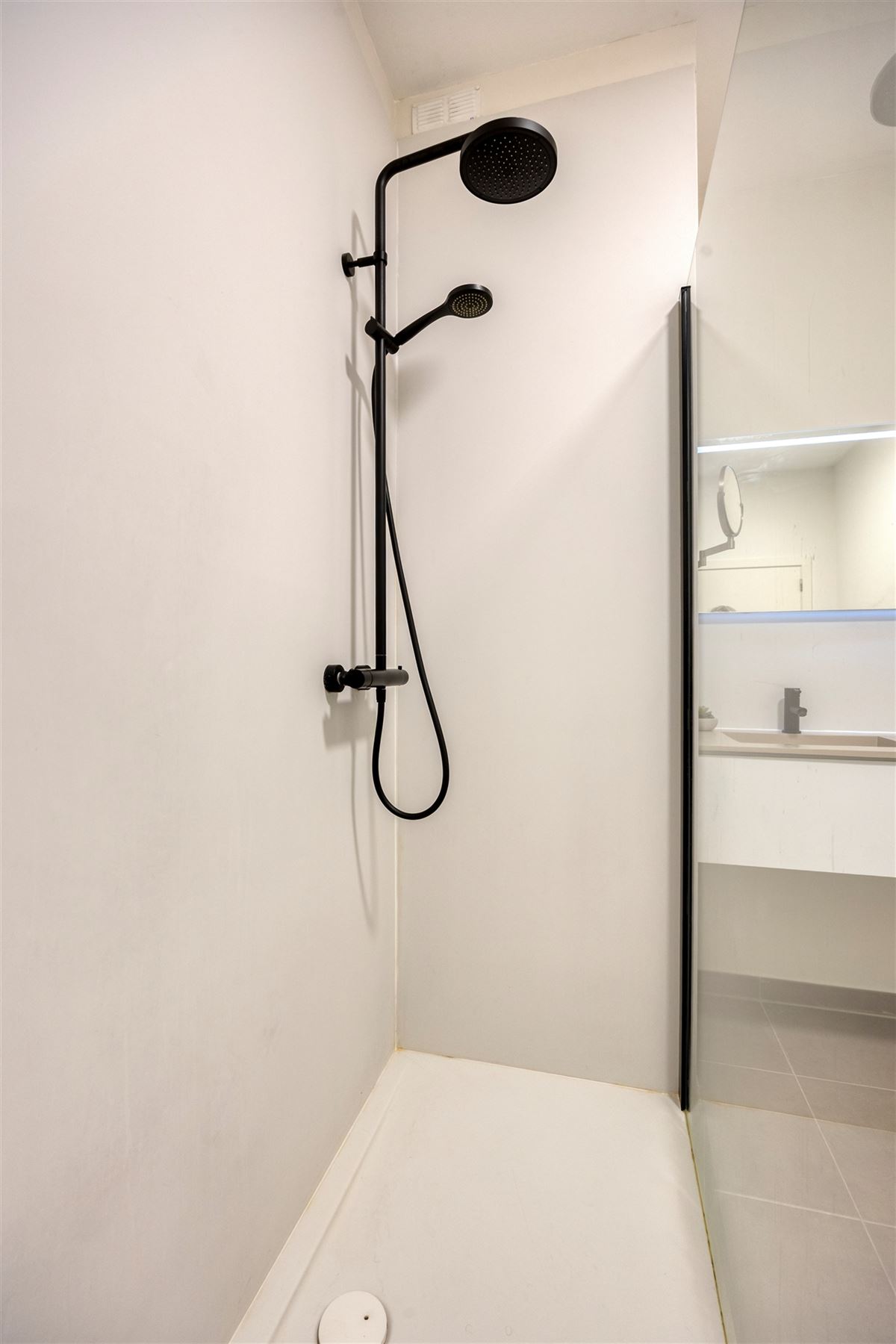 Instapklaar appartement met autostaanplaats op toplocatie!