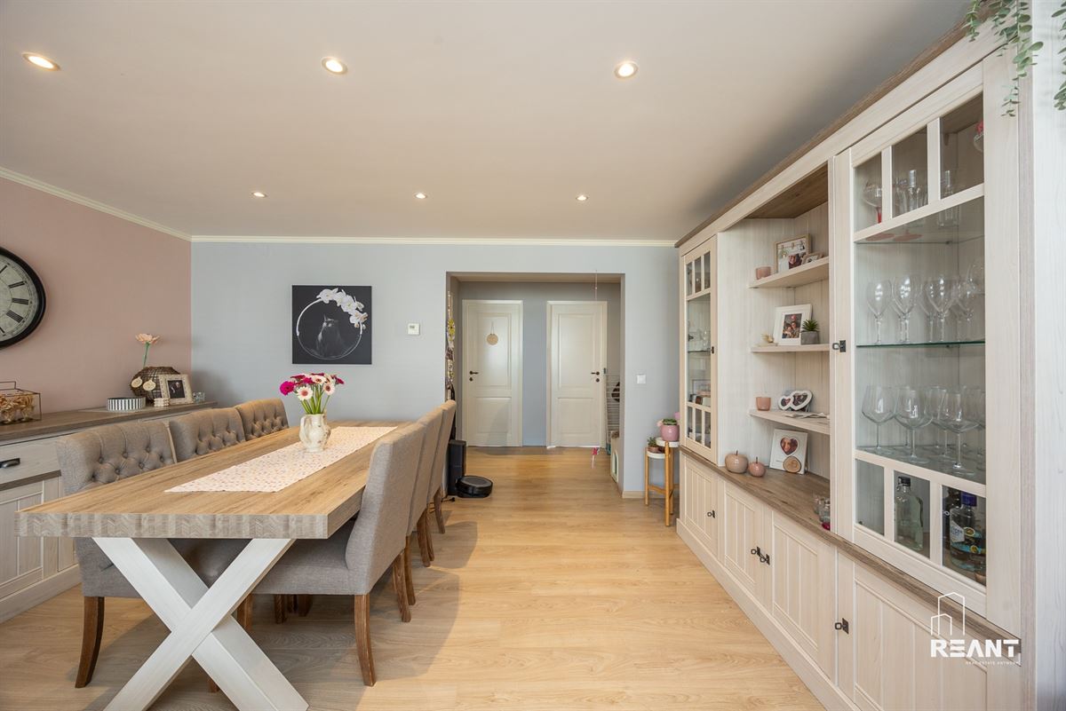 Lichtrijk en praktisch ingedeeld appartement met terras.