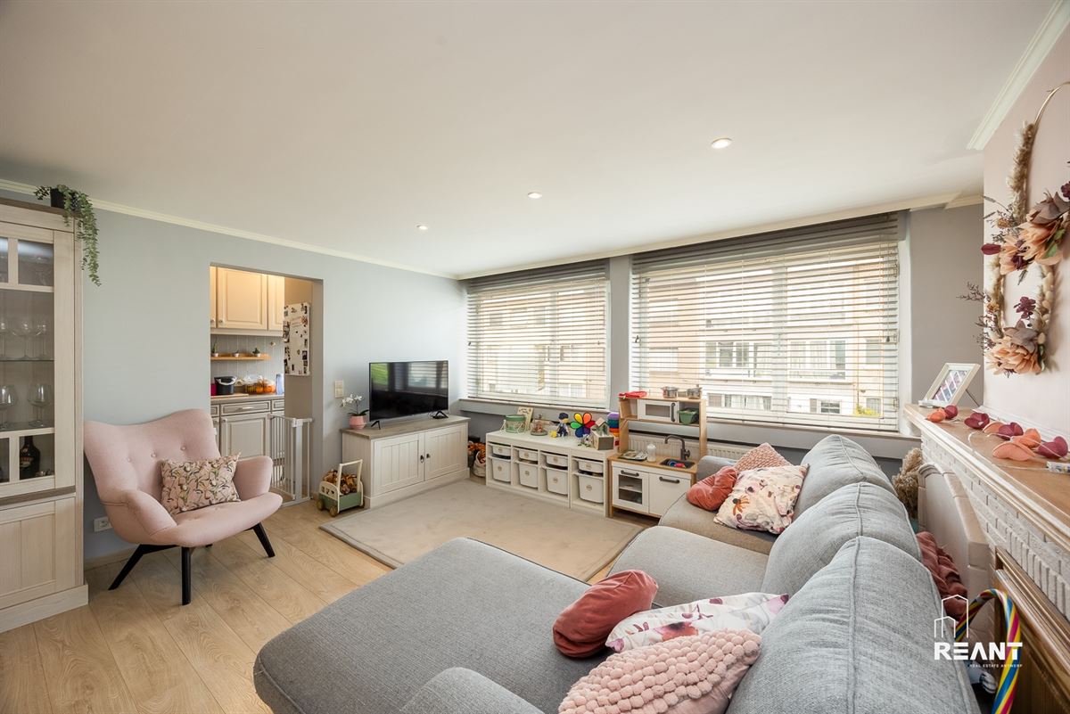 Lichtrijk en praktisch ingedeeld appartement met terras.