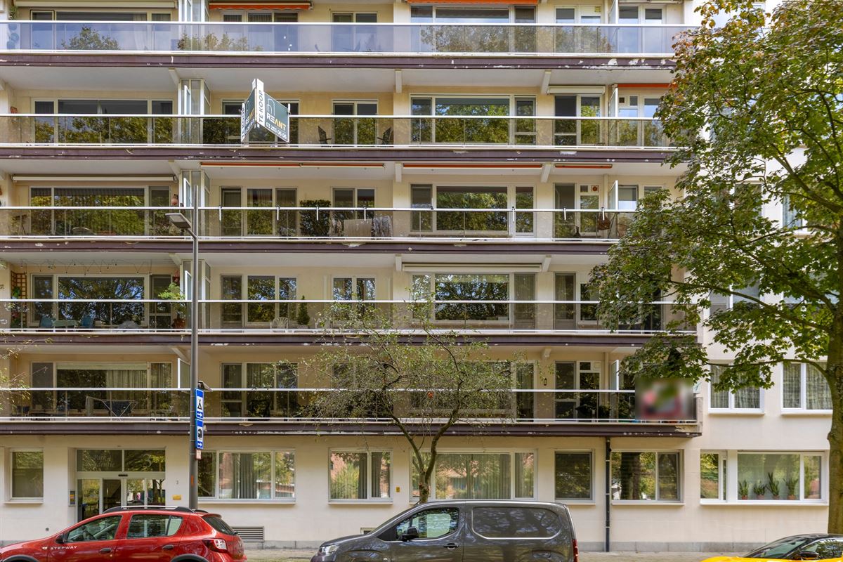 Volledig gerenoveerd appartement met terras en staanplaats