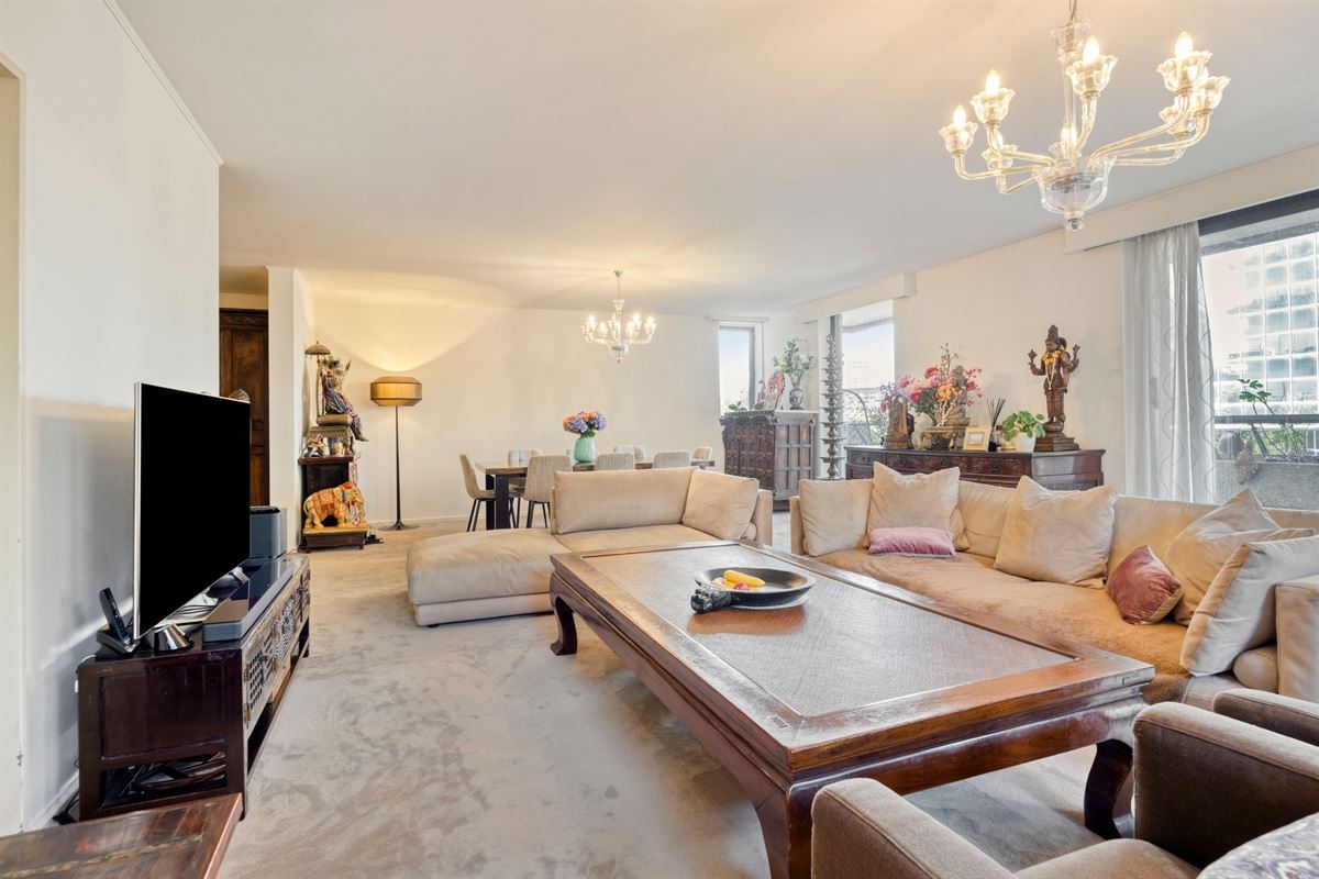 Ruim en licht hoekappartement van ca. 175m²