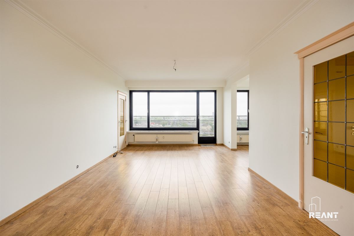 Ruim appartement op de 12de verdieping met terras.