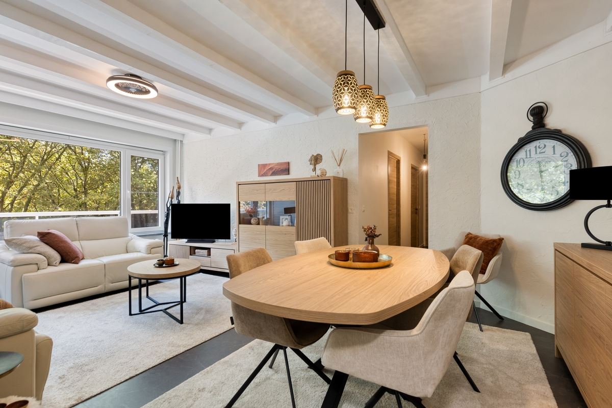 Volledig gerenoveerd appartement met terras en staanplaats
