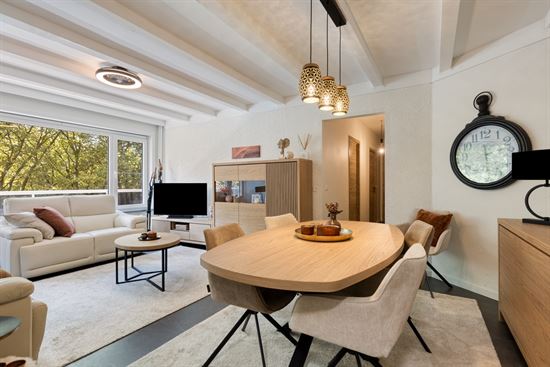 Volledig gerenoveerd appartement met terras en staanplaats