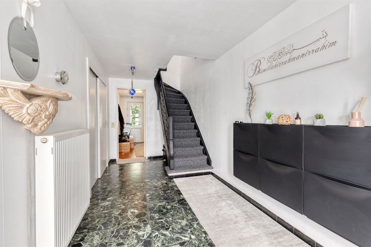 Instapklare bel-etage met 3 slpk, garage en tuin