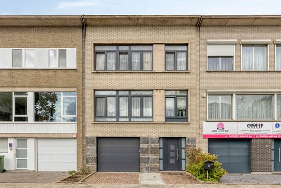 Instapklare bel-etage met 3 slpk, garage en tuin