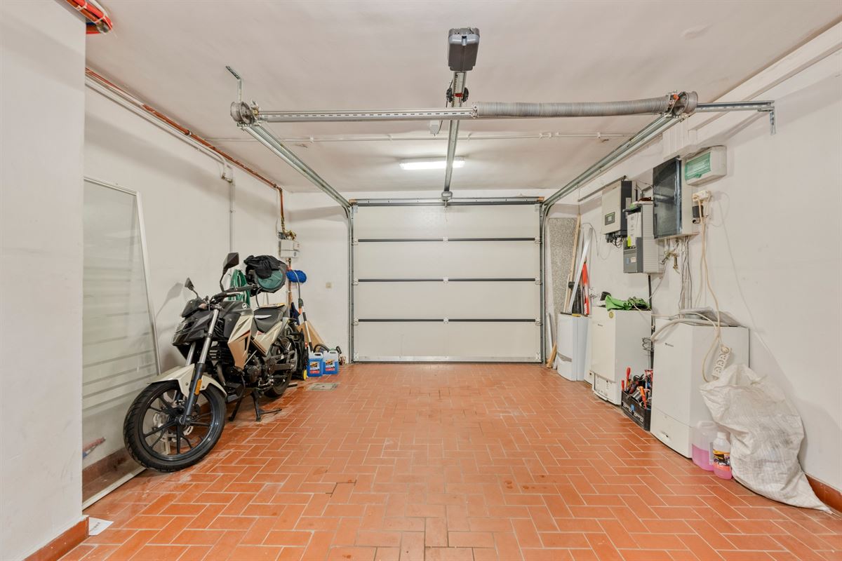 Instapklare bel-etage met 3 slpk, garage en tuin