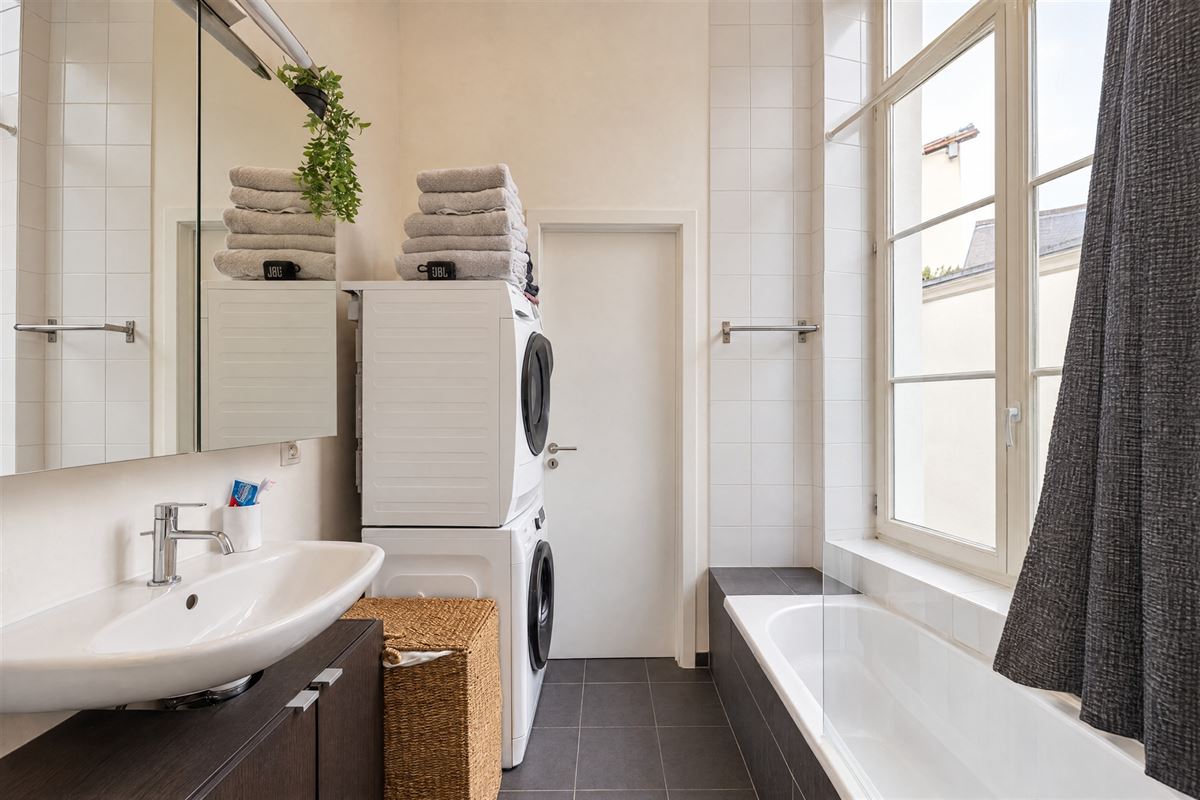 Instapklaar twee-slaapkamerappartement met zonnig terras!