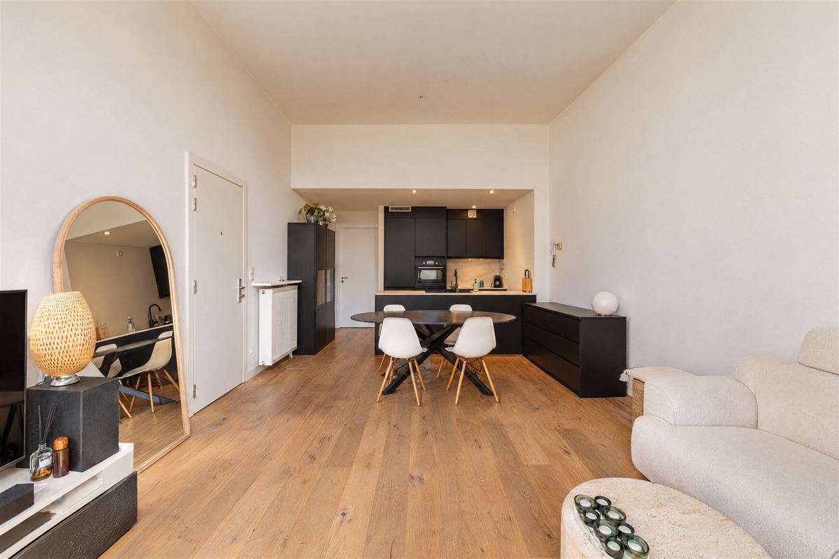 Instapklaar twee-slaapkamerappartement met zonnig terras!