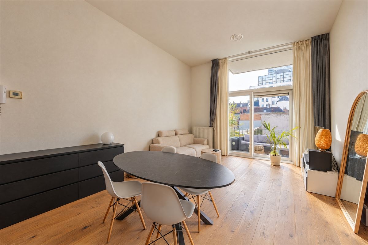 Instapklaar twee-slaapkamerappartement met zonnig terras!