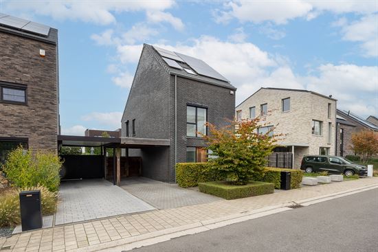 Instapklare woning met carport in gegeerde Molenveldwijk!