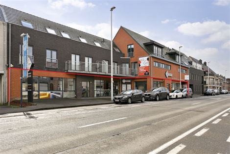 Dit multi-functionele gebouw omvat een toonzaal van 872 m² en een achterliggend magazijn van 215 m².
Alle ruimtes bevinden zich op het gelijkvloer...