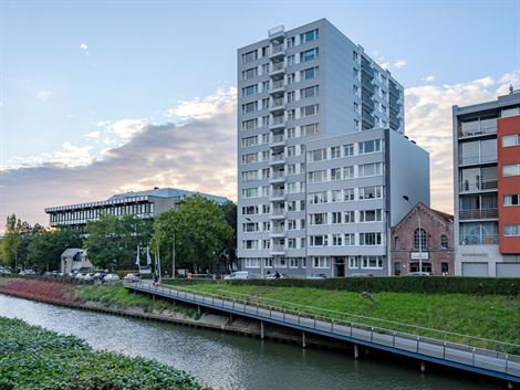 Dit  fijn penthouse appartement op de vijfde verdieping vinden we terug aan het water op wandelafstand van het centrum van Gent. De directe nabijheid ...