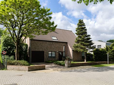 Deze te optimaliseren villa is gunstig gelegen in een rustige aangename buurt in een doodlopende straat in De Pinte, op wandelafstand van het Parkbos....