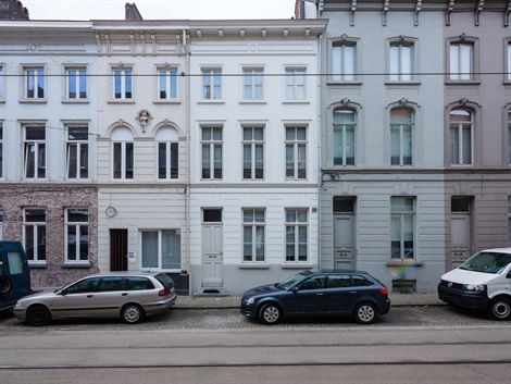De woning wordt op heden verhuurd aan € 1.548,28/m.
De woning dateert van 1862 en is gelegen op een fel gegeerde locatie tussen het Prinsenhof en h...