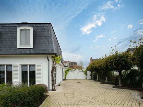 Deze villa in Franse stijl is gelegen in een rustig, doodlopend en kindvriendelijk straatje vlakbij het centrum van Aalter. Je geniet er een vlotte be...