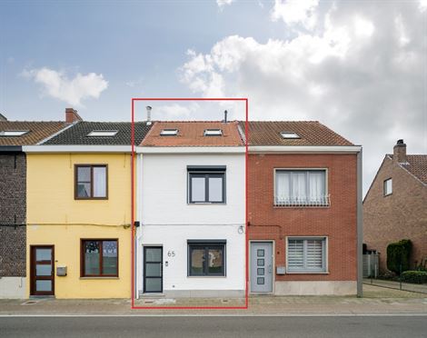 Deze onmiddellijk instapklare en met oog voor detail gerenoveerde woning bevindt zich vlakbij het centrum van Destelbergen.  De woning geniet van een ...