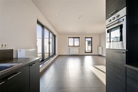 Het appartement dateert van 2012, is voorzien van alle comfort en beschikt over een gunstige energiescore. Stijlvolle topper! Schuif het grote raam va...