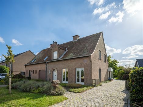 Halfopen gezinswoning met zalig zonnige tuin. Evergem: dat is centraal wonen met een landelijk dorpsgevoel, op een boogscheut van Gent. Karaktervolle ...
