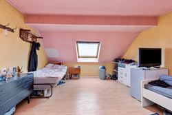 Achter deze mooie, statige gevel schuilt een riant duplexappartement met maar liefst 248 m² bewoonbare oppervlakte. Het appartement vraagt een opknap...