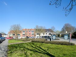Lichtrijk appartement op amper 10 min. fietsen van het historisch centrum.

De ideale uitvalsbasis voor een hippe stedeling die graag vertoeft in ee...