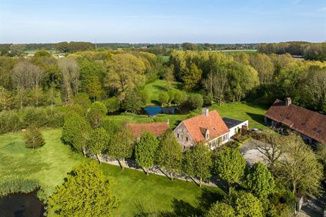 Laat je betoveren door dit uniek landhuis in Hansbeke.

Op een riant perceel van 2,8 hectare met drie toegangswegen, twee vijvers en eindeloze verge...