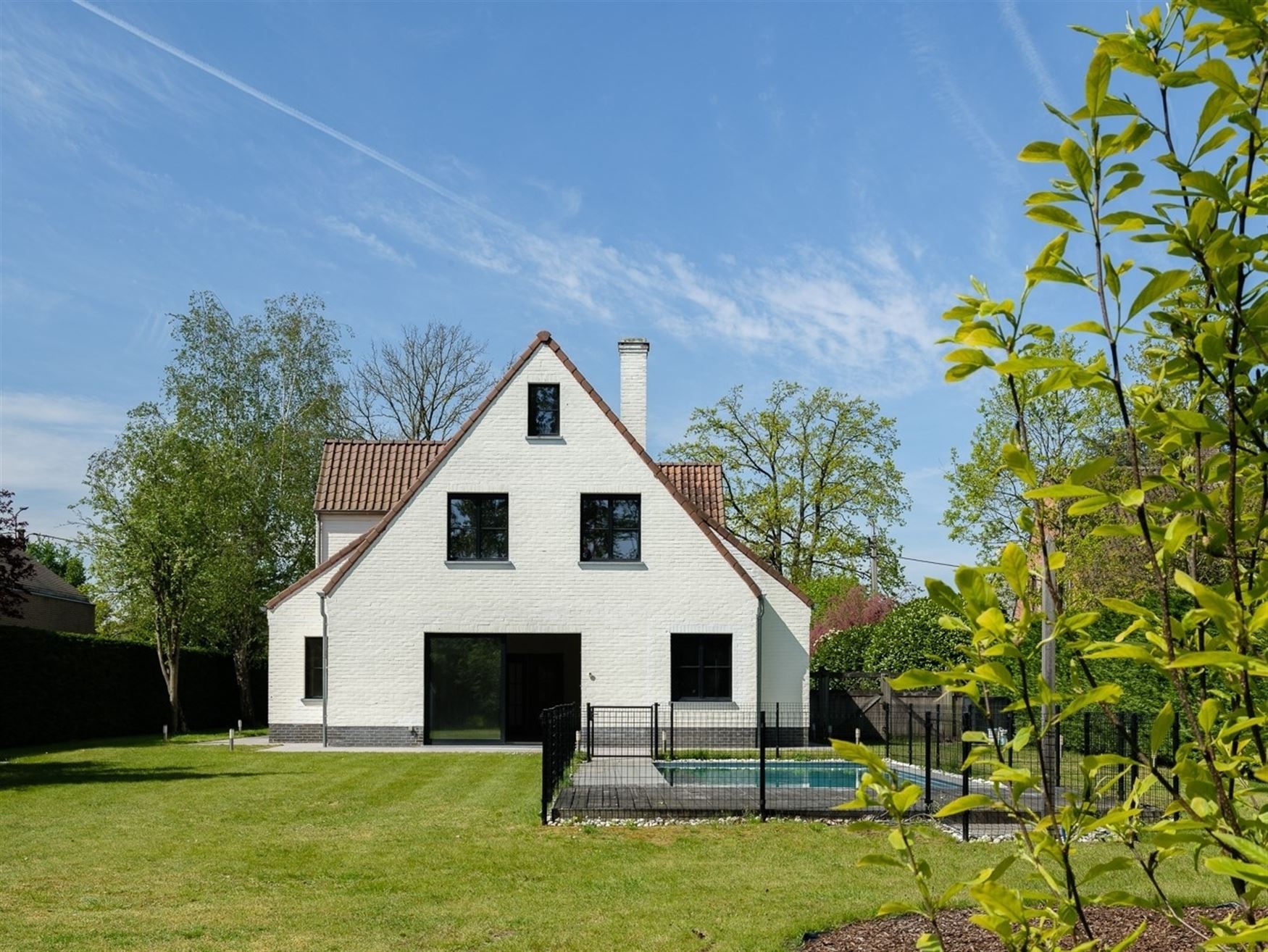Schitterende villa, residentieel gelegen op de grens tussen Zwijnaarde en Sint-Denijs-Westrem: ideale uitvalsbasis voor wie de balans zoekt tussen het...
