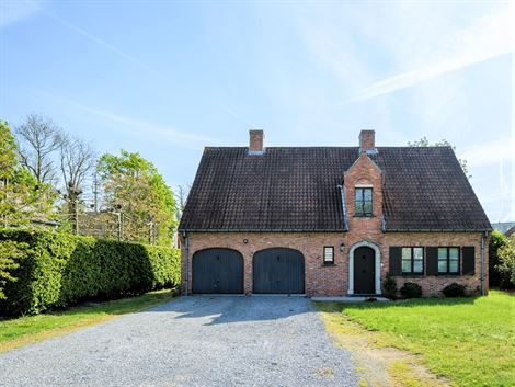 Tijdloze villa, residentieel gelegen op de grens tussen Zwijnaarde en Sint-Denijs-Westrem: de ideale uitvalsbasis voor wie de balans zoekt tussen het ...