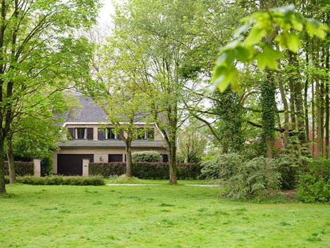 Drongen: residentieel wonen in de groene rand van Gent met een bereikbaarheid om ‘u’ tegen te zeggen.
Deze villa heeft het allemaal: een strategi...