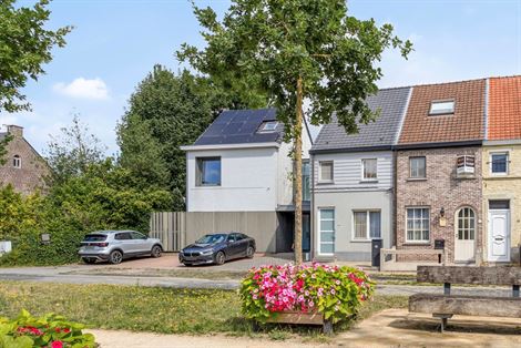Langsheen de groene Kasteeldreef in de dorpskern van het pittoreske Laarne. Hier is het aangenaam wonen: de nabijheid van Gent met vlotte bereikbaarhe...