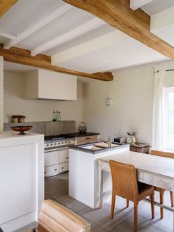 Gerenoveerde hoeve met magazijn en atelierruimte
De zacht golvende, kleine straatjes van het pittoreske Machelen met daarlangs deze gerenoveerde hoev...