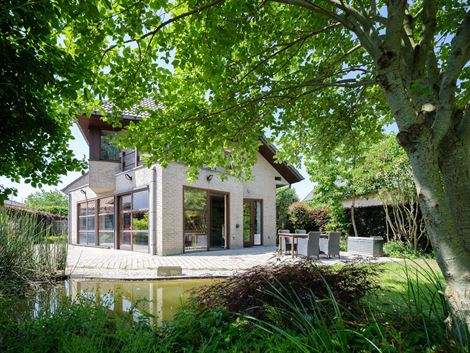 Modernistische 90s villa met schitterende tuin.
Laarne: dat is zorgeloos wonen in een mooie, residentiële omgeving met een vlotte bereikbaarheid.
D...