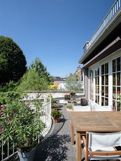 Urban villa met zalige tuin.
Gentbrugge: gegeerde residentiële topbuurt in de groene rand rond Gent, op een boogscheut van de Gentse binnenstad.
Ge...